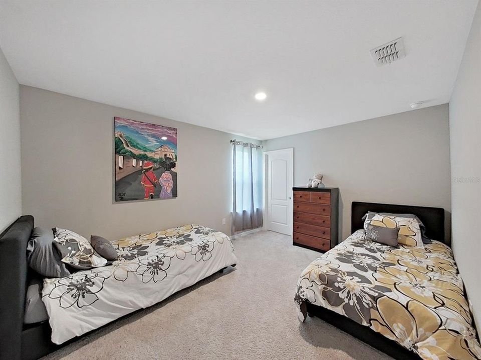 Activo con contrato: $3,800 (5 camas, 3 baños, 3059 Pies cuadrados)