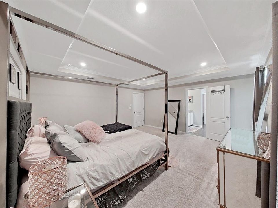 Activo con contrato: $3,800 (5 camas, 3 baños, 3059 Pies cuadrados)