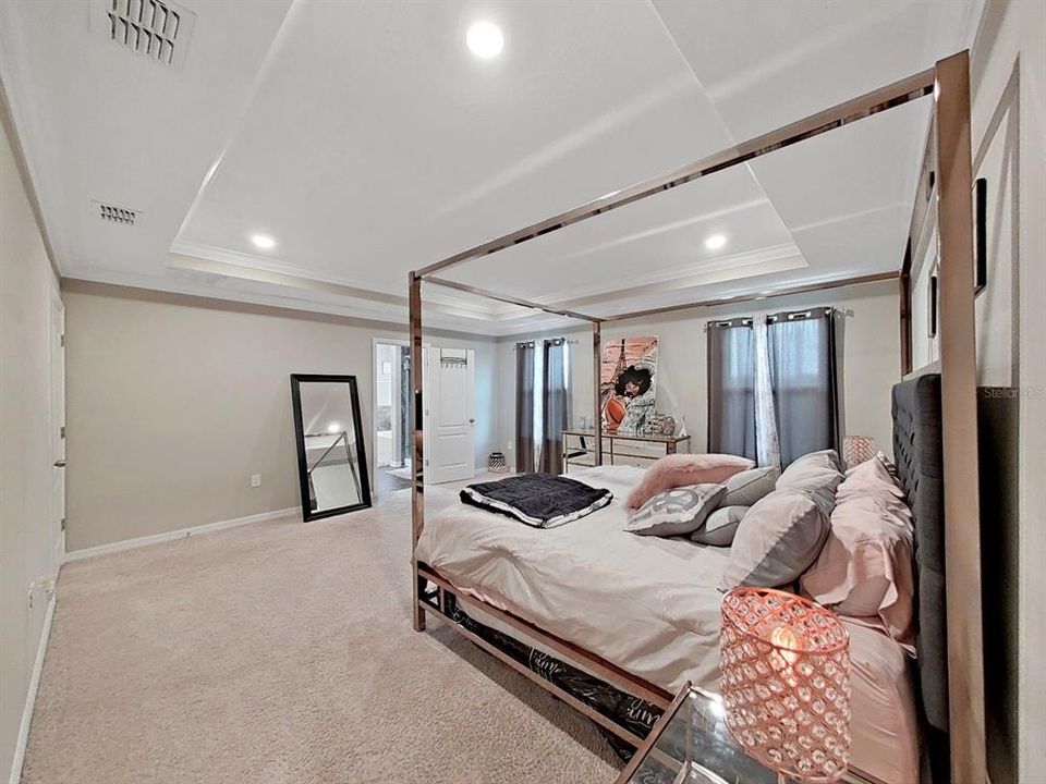 Activo con contrato: $3,800 (5 camas, 3 baños, 3059 Pies cuadrados)
