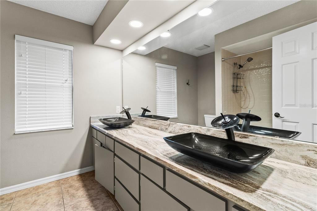 Под контрактом: $489,900 (4 спален, 2 ванн, 2338 Квадратных фут)