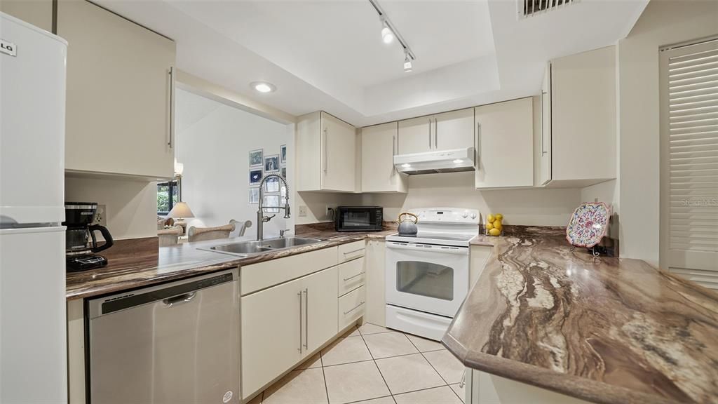 Activo con contrato: $315,000 (2 camas, 2 baños, 1353 Pies cuadrados)