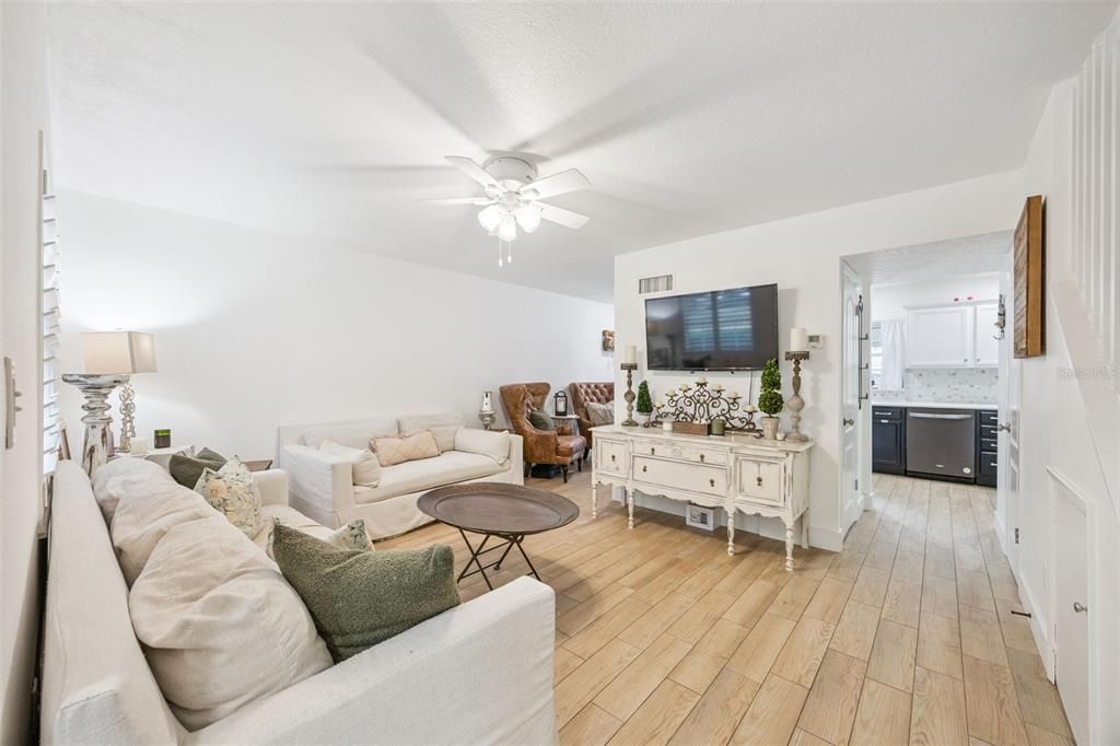 For Sale: $329,000 (2 beds, 1 baths, 1116 Square Feet)