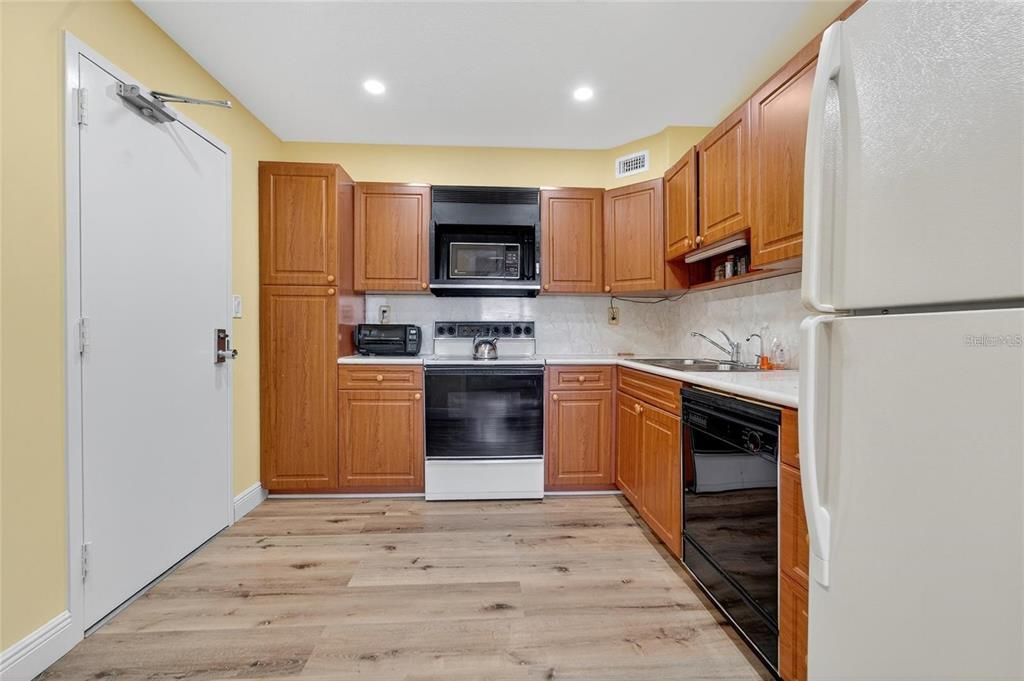 For Sale: $212,900 (2 beds, 2 baths, 1350 Square Feet)