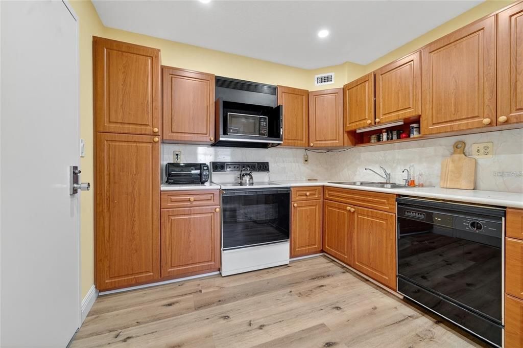 For Sale: $212,900 (2 beds, 2 baths, 1350 Square Feet)