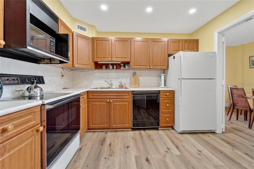 For Sale: $212,900 (2 beds, 2 baths, 1350 Square Feet)