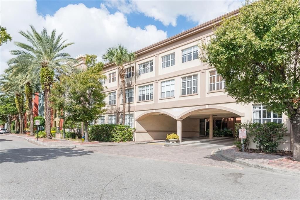 Active With Contract: $1,750 (1 beds, 1 baths, 789 Square Feet)