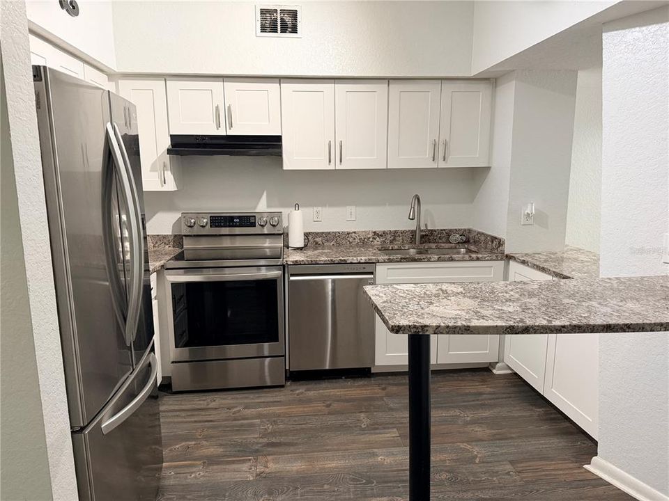 Active With Contract: $1,750 (1 beds, 1 baths, 789 Square Feet)