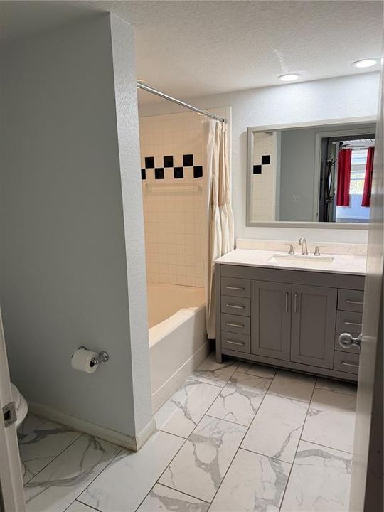 Active With Contract: $1,750 (1 beds, 1 baths, 789 Square Feet)