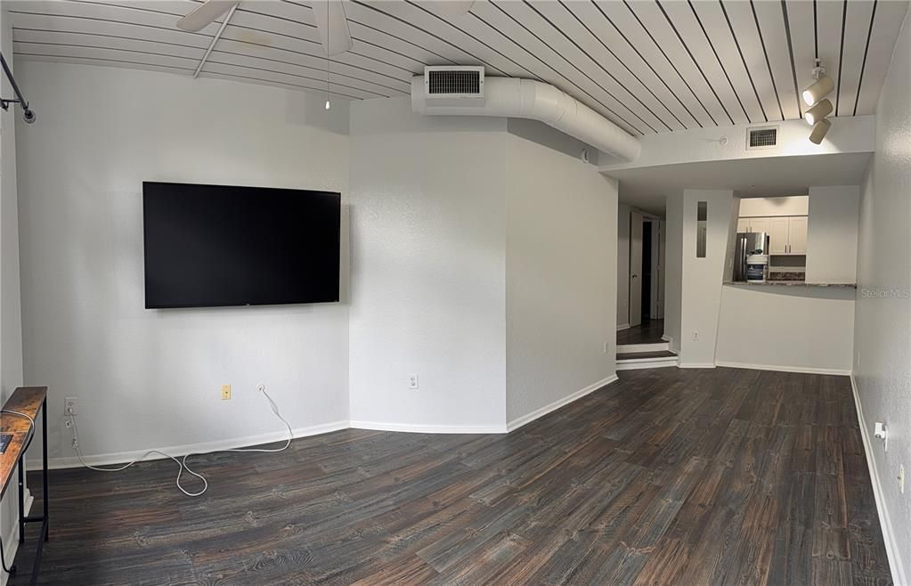 Active With Contract: $1,750 (1 beds, 1 baths, 789 Square Feet)