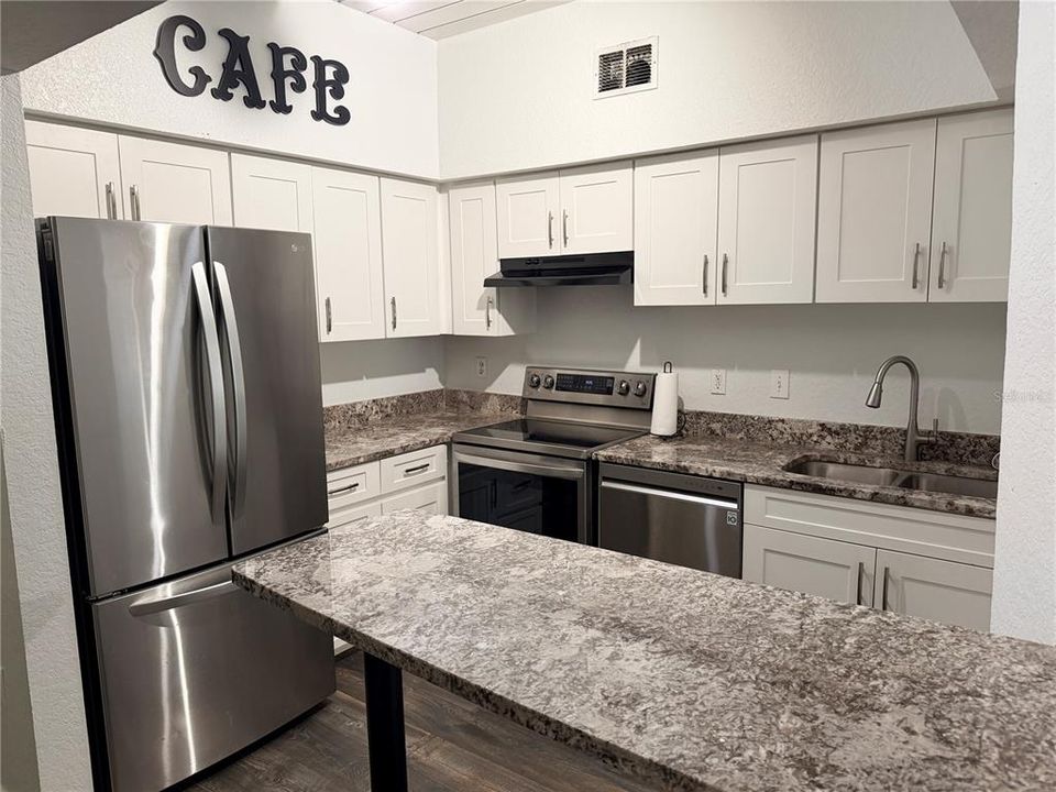 Active With Contract: $1,750 (1 beds, 1 baths, 789 Square Feet)