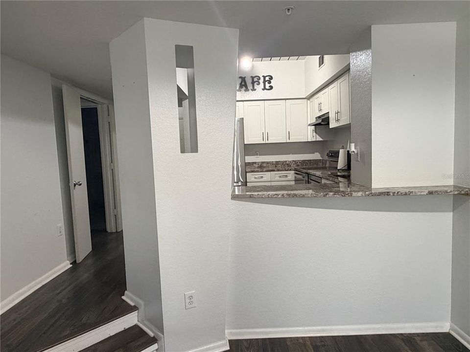 Active With Contract: $1,750 (1 beds, 1 baths, 789 Square Feet)