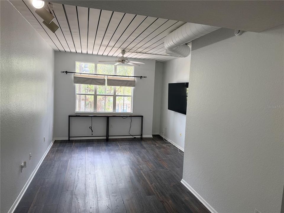 Active With Contract: $1,750 (1 beds, 1 baths, 789 Square Feet)