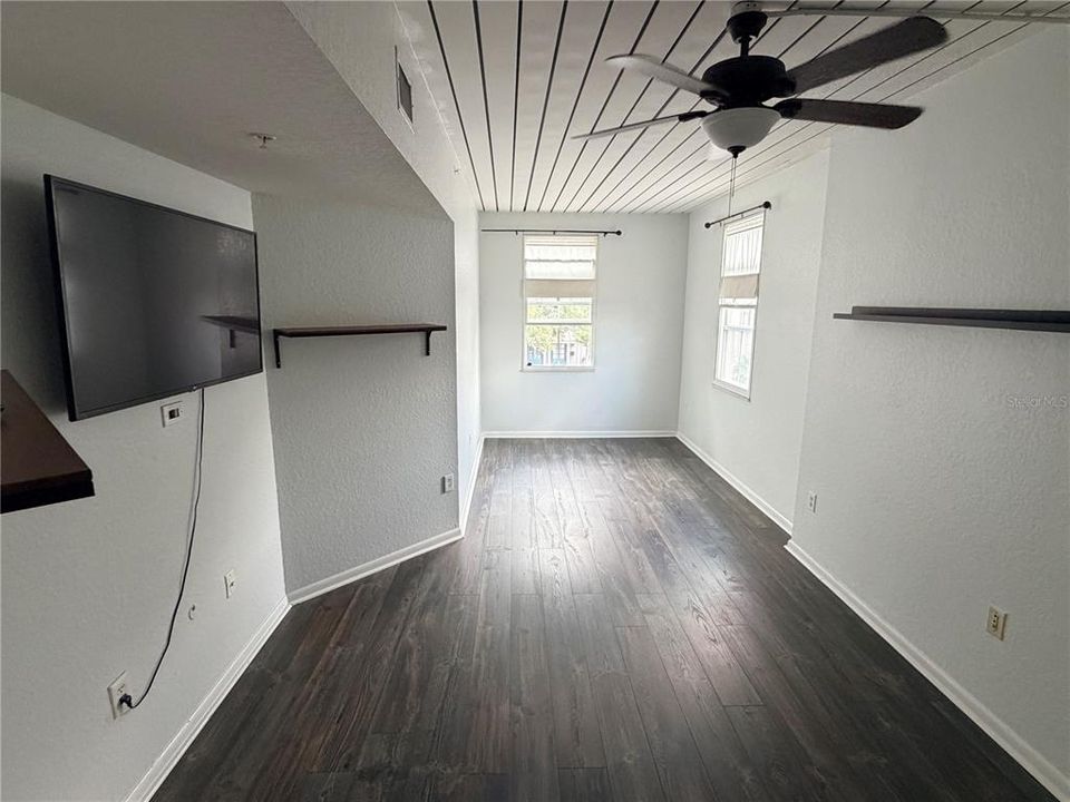 Active With Contract: $1,750 (1 beds, 1 baths, 789 Square Feet)