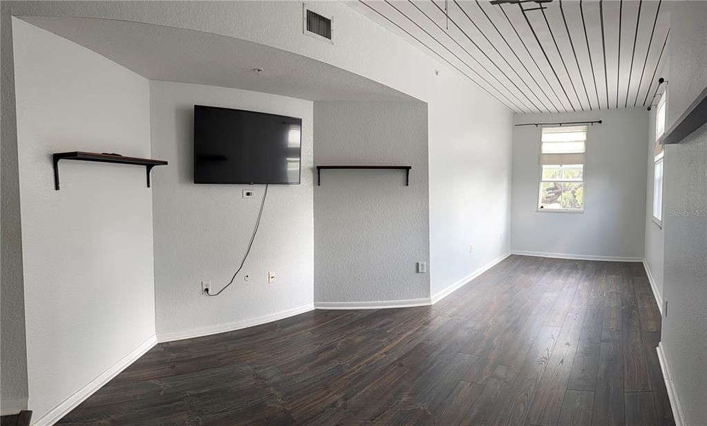 Active With Contract: $1,750 (1 beds, 1 baths, 789 Square Feet)