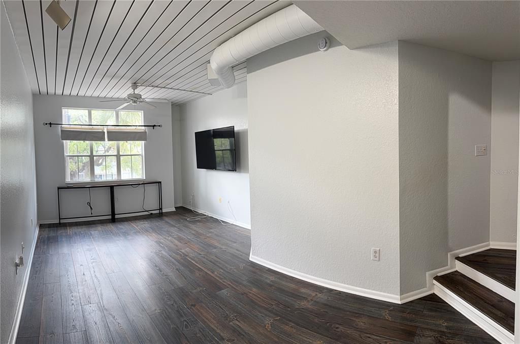 Active With Contract: $1,750 (1 beds, 1 baths, 789 Square Feet)