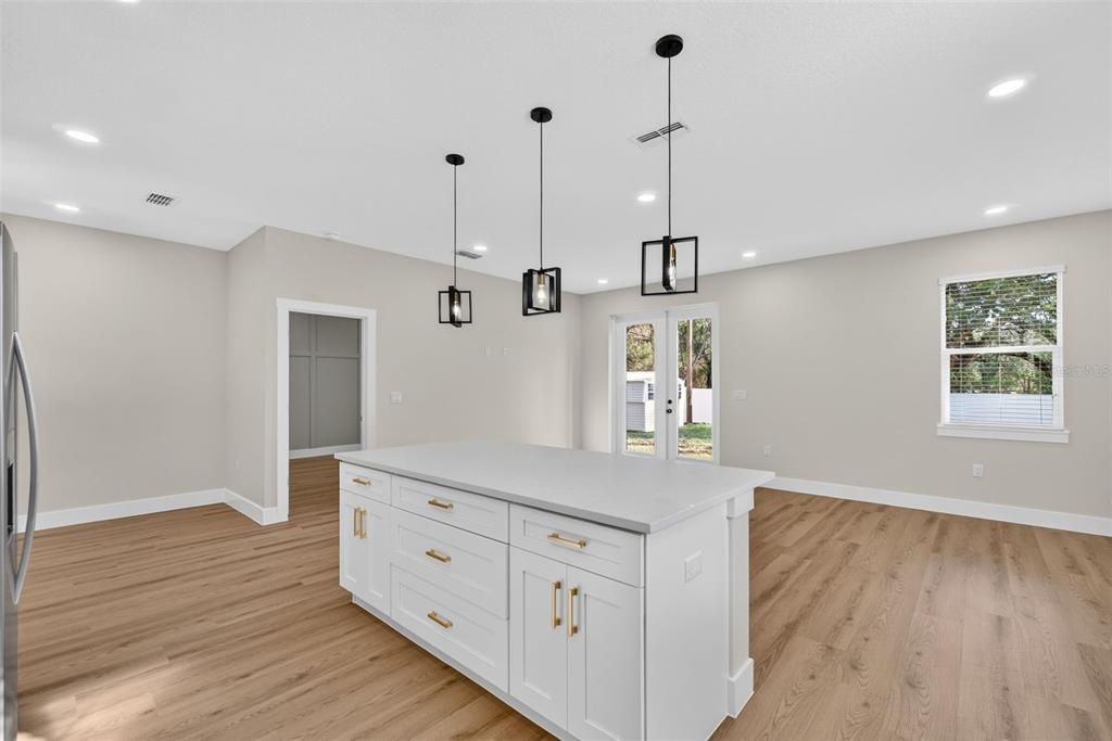 Activo con contrato: $319,900 (3 camas, 2 baños, 1585 Pies cuadrados)