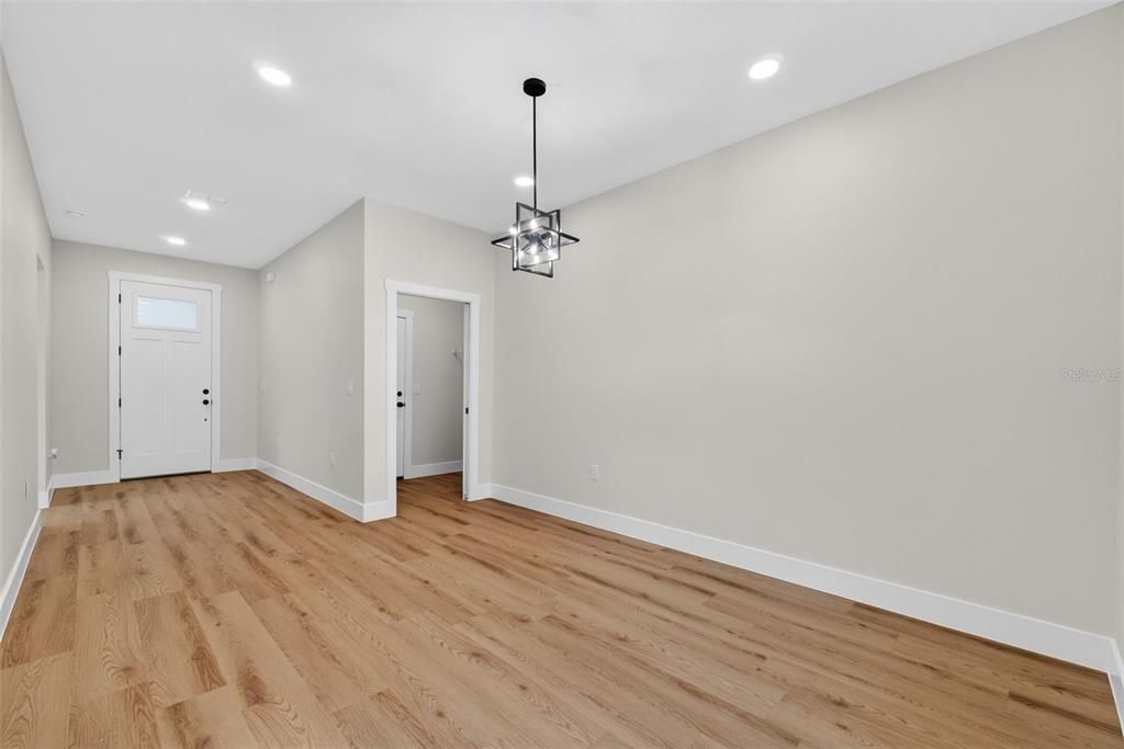 Activo con contrato: $319,900 (3 camas, 2 baños, 1585 Pies cuadrados)