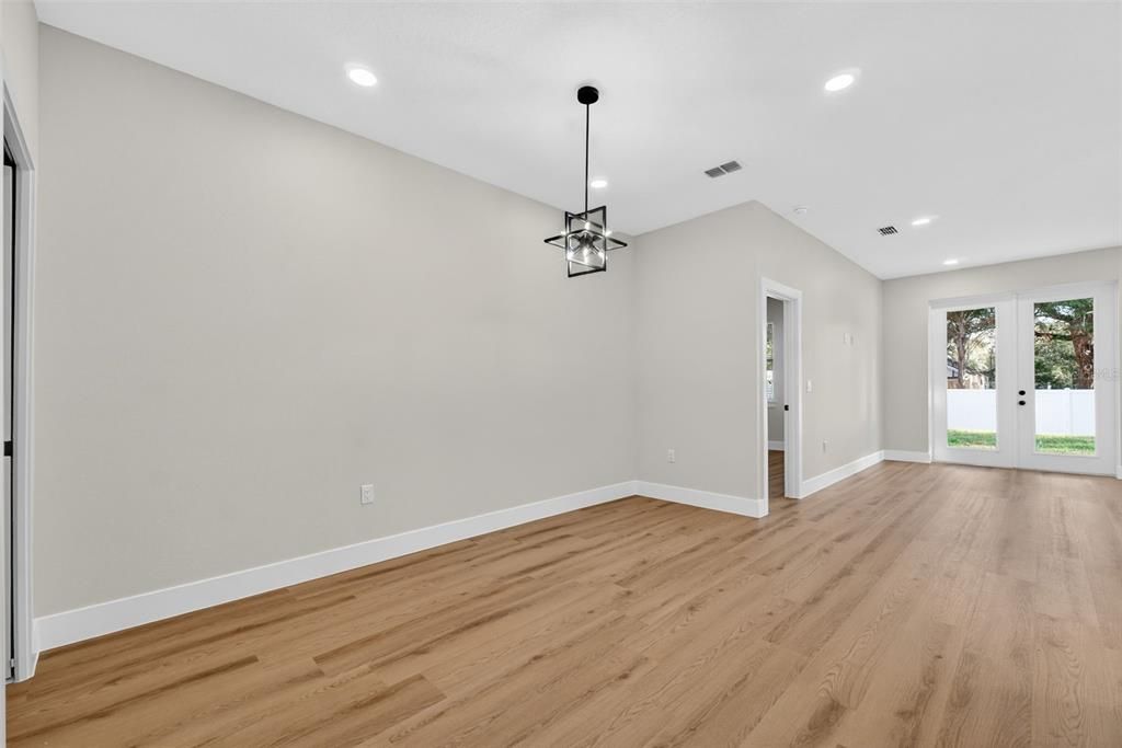Activo con contrato: $319,900 (3 camas, 2 baños, 1585 Pies cuadrados)