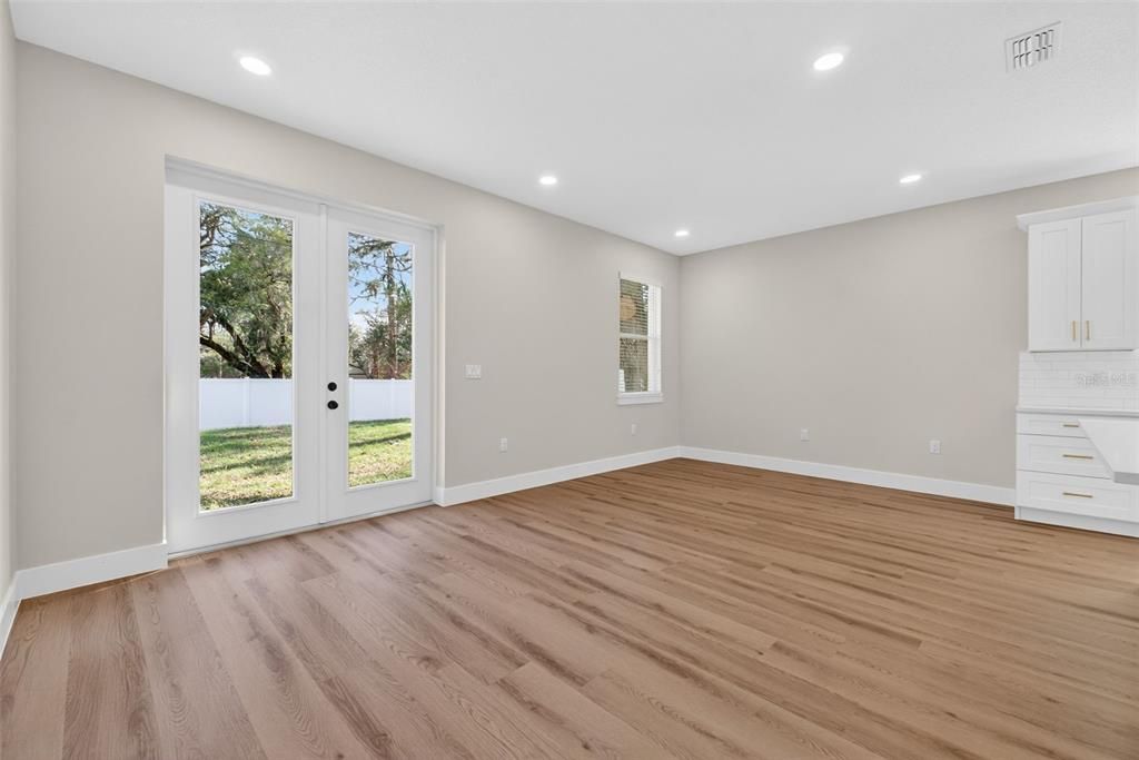 Activo con contrato: $319,900 (3 camas, 2 baños, 1585 Pies cuadrados)