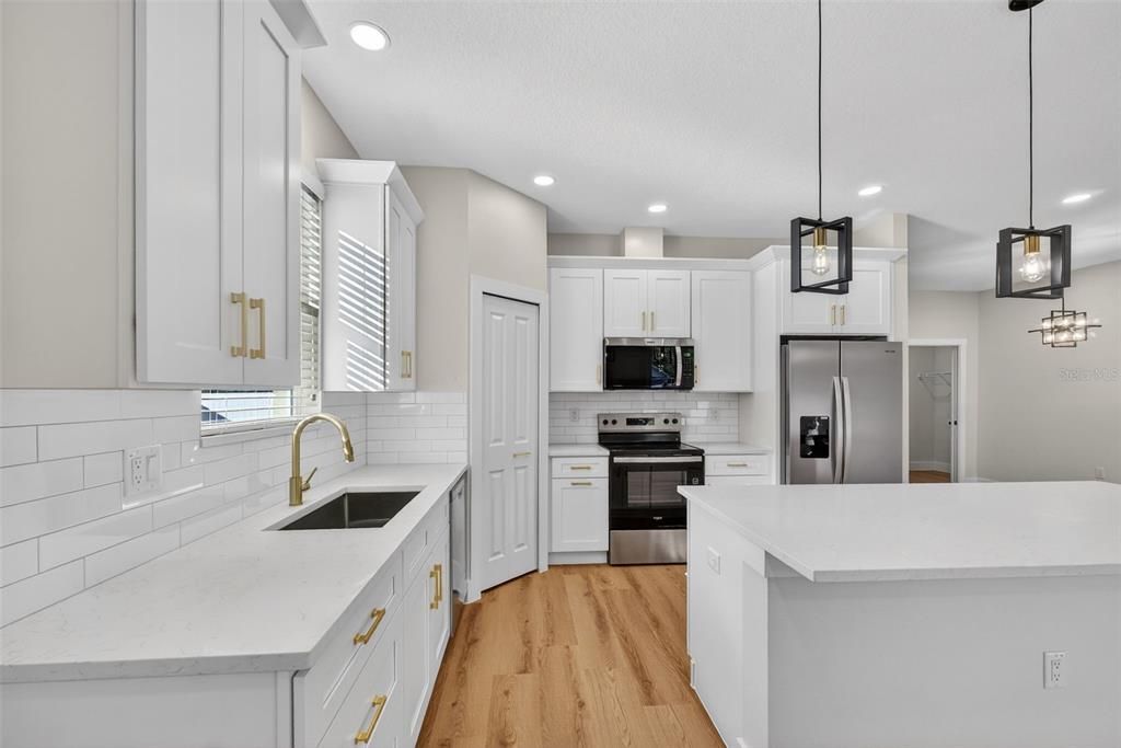 Activo con contrato: $319,900 (3 camas, 2 baños, 1585 Pies cuadrados)
