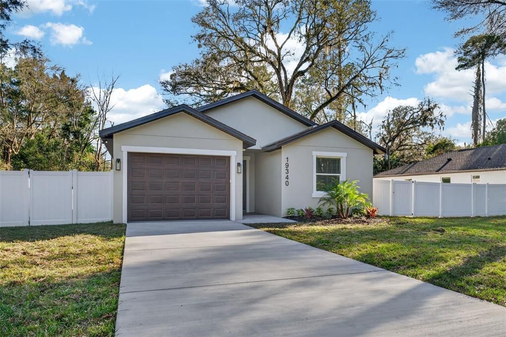 Activo con contrato: $319,900 (3 camas, 2 baños, 1585 Pies cuadrados)