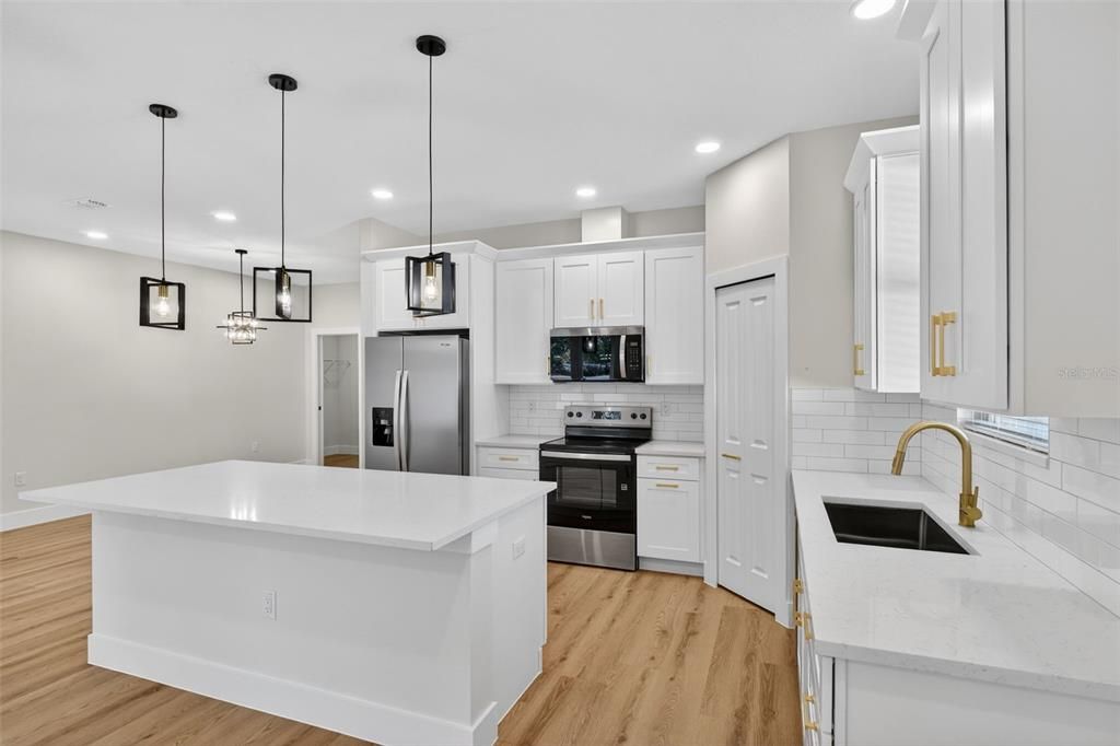 Activo con contrato: $319,900 (3 camas, 2 baños, 1585 Pies cuadrados)