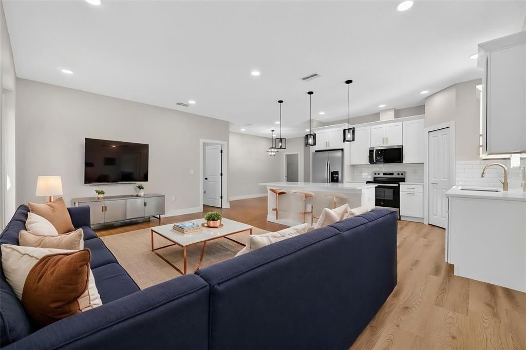 Activo con contrato: $319,900 (3 camas, 2 baños, 1585 Pies cuadrados)