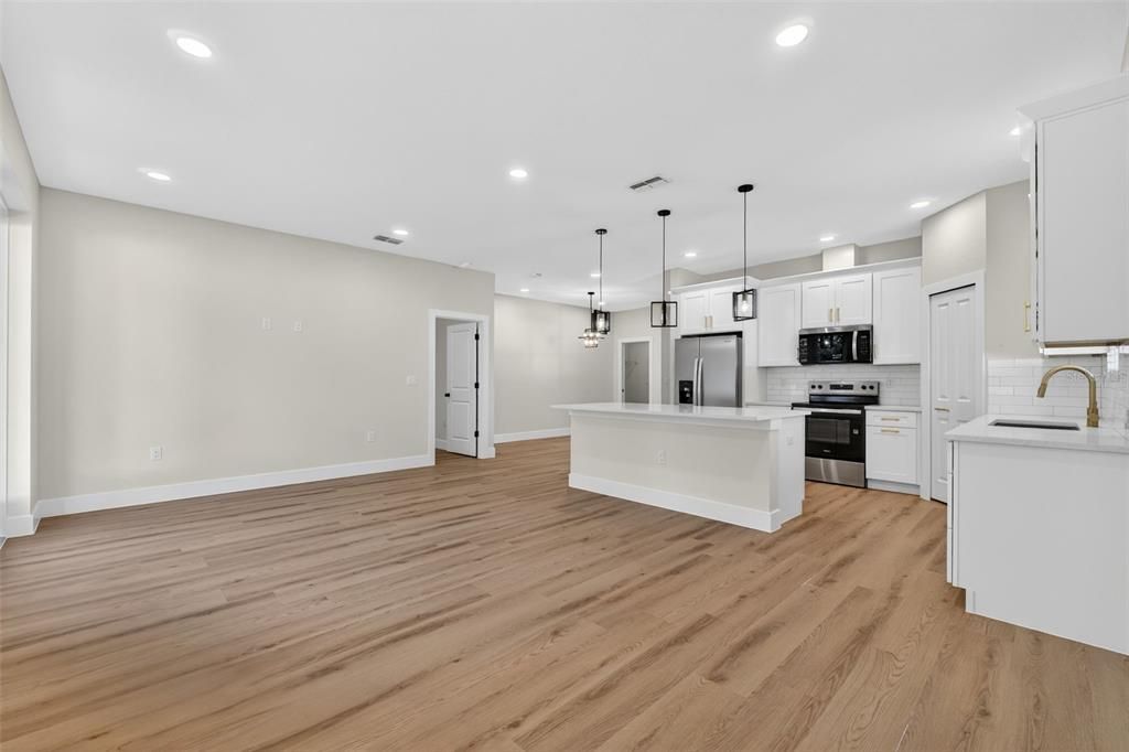 Activo con contrato: $319,900 (3 camas, 2 baños, 1585 Pies cuadrados)