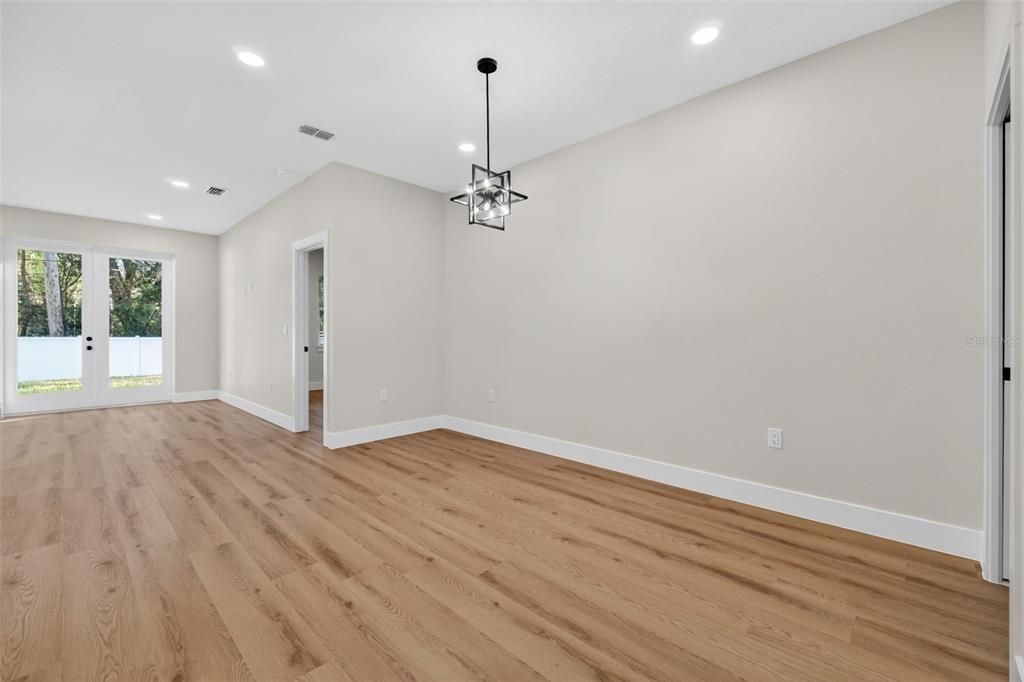 Activo con contrato: $319,900 (3 camas, 2 baños, 1585 Pies cuadrados)
