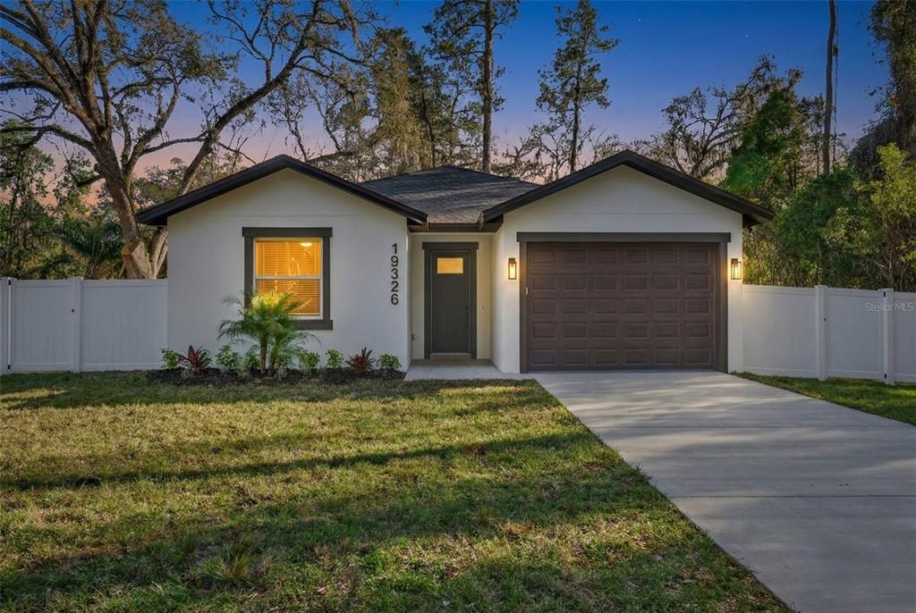 Activo con contrato: $319,900 (3 camas, 2 baños, 1585 Pies cuadrados)
