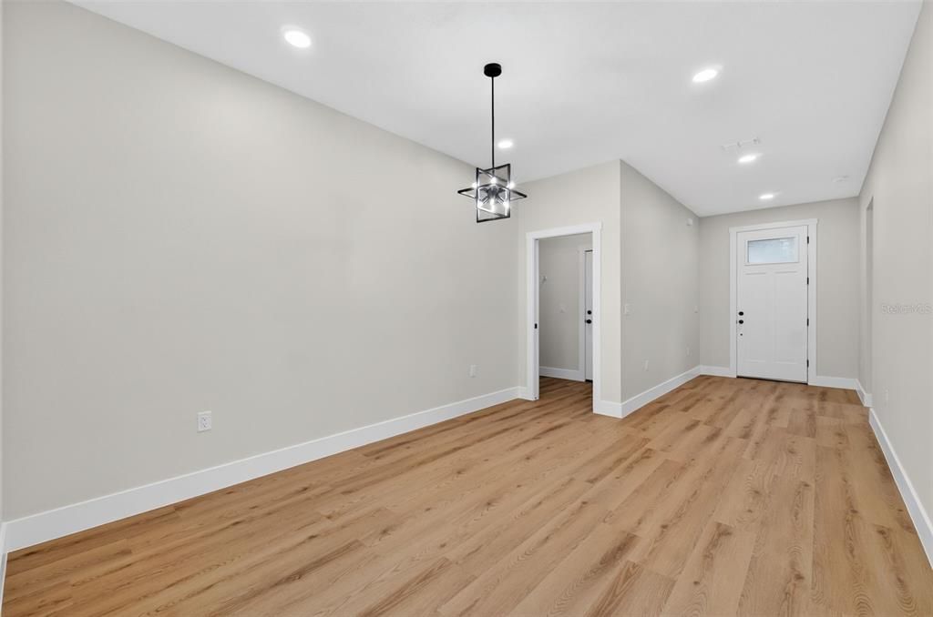 Activo con contrato: $319,900 (3 camas, 2 baños, 1585 Pies cuadrados)