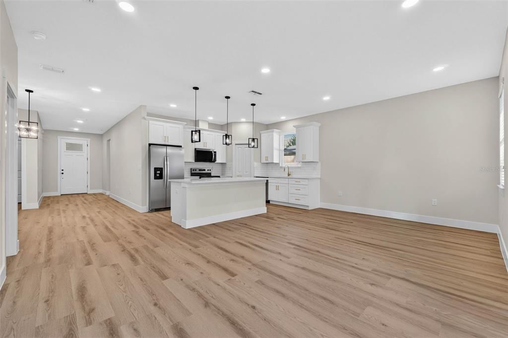 Activo con contrato: $319,900 (3 camas, 2 baños, 1585 Pies cuadrados)