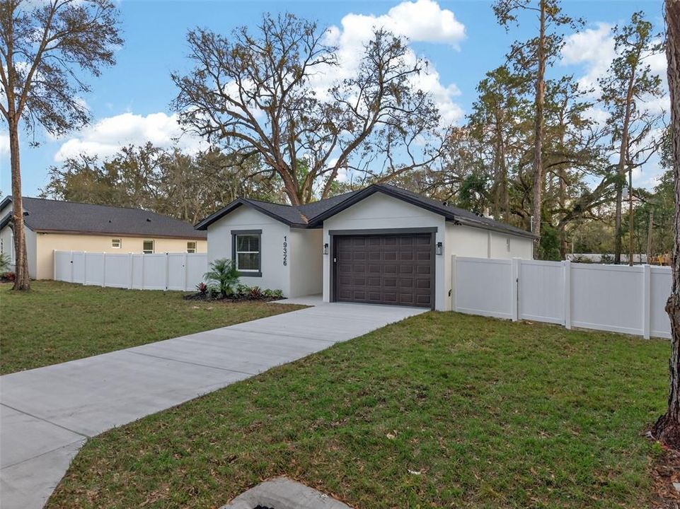 Activo con contrato: $319,900 (3 camas, 2 baños, 1585 Pies cuadrados)