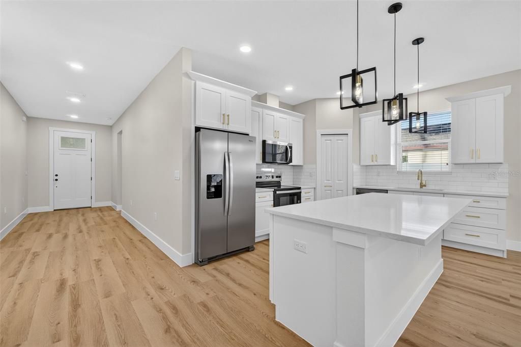Activo con contrato: $319,900 (3 camas, 2 baños, 1585 Pies cuadrados)