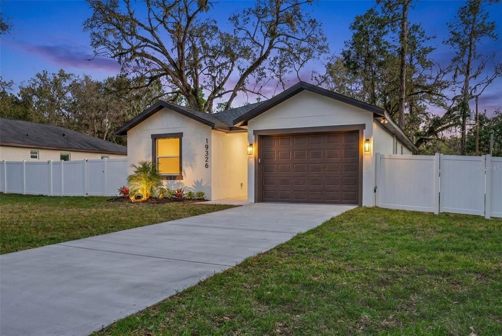 Activo con contrato: $319,900 (3 camas, 2 baños, 1585 Pies cuadrados)