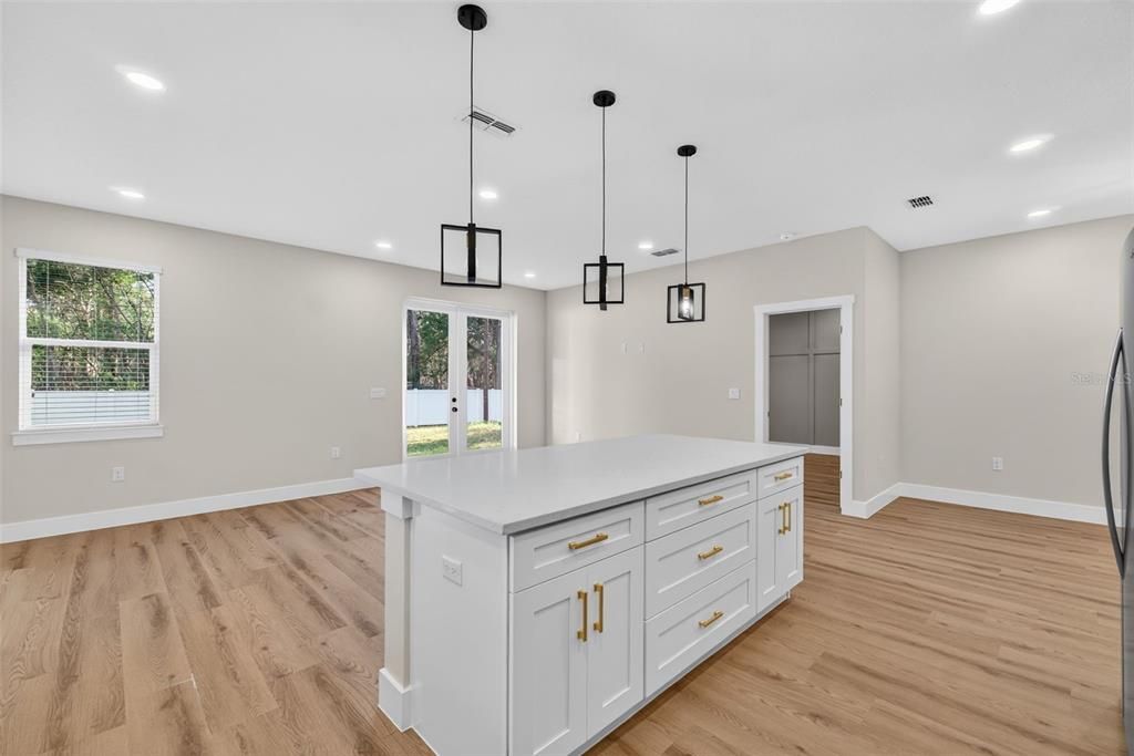 Activo con contrato: $319,900 (3 camas, 2 baños, 1585 Pies cuadrados)