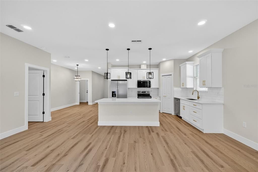 Activo con contrato: $319,900 (3 camas, 2 baños, 1585 Pies cuadrados)