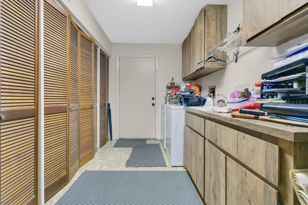 Под контрактом: $499,900 (6 спален, 3 ванн, 3600 Квадратных фут)