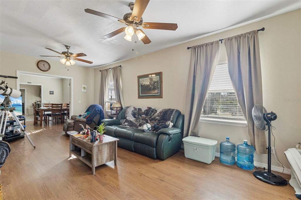 En Venta: $649,000 (3 camas, 2 baños, 1536 Pies cuadrados)