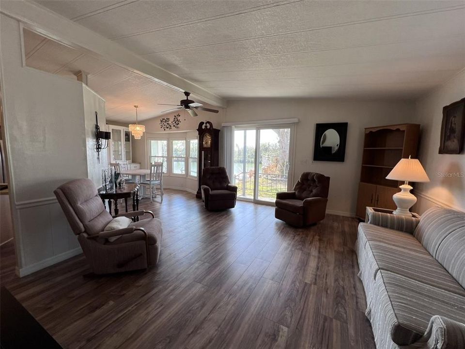 For Sale: $149,900 (2 beds, 2 baths, 1080 Square Feet)
