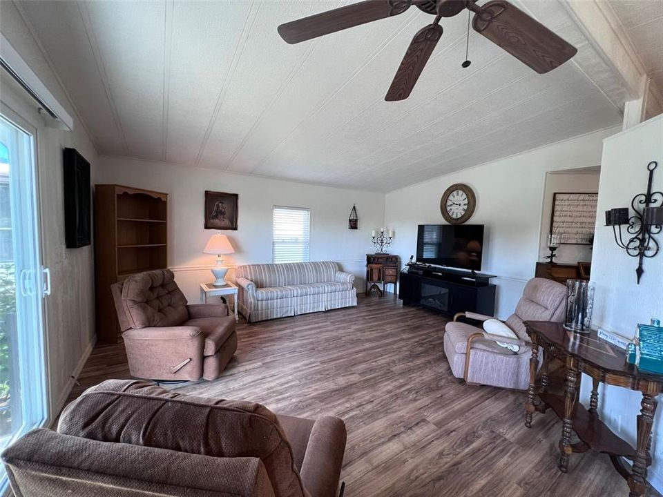 For Sale: $149,900 (2 beds, 2 baths, 1080 Square Feet)