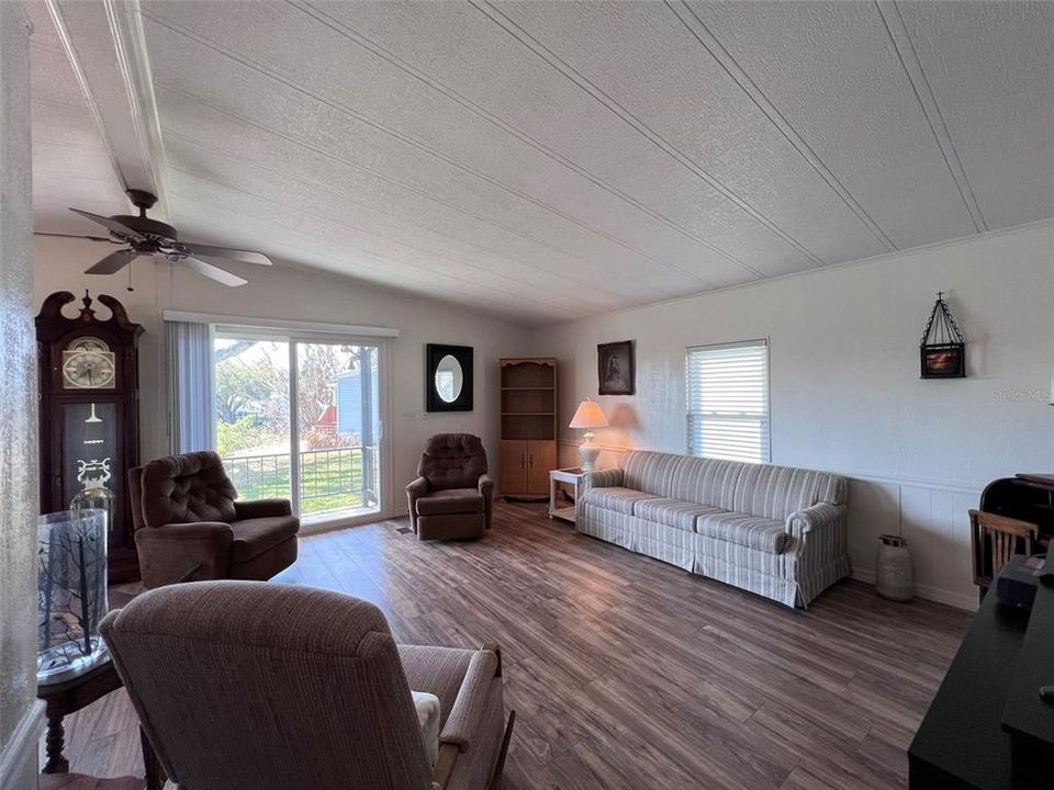 For Sale: $149,900 (2 beds, 2 baths, 1080 Square Feet)