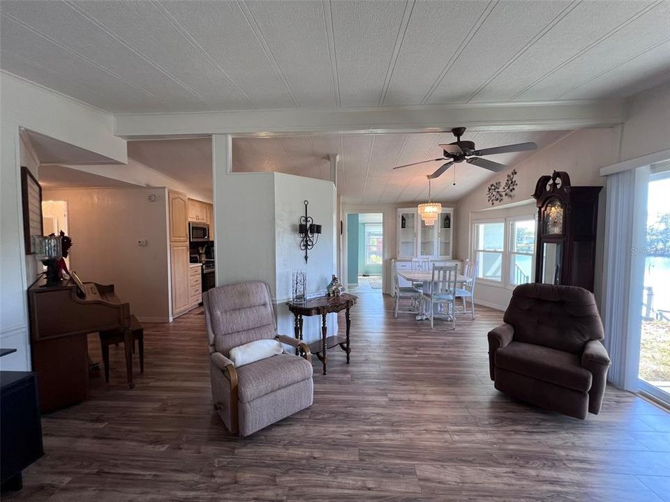 For Sale: $149,900 (2 beds, 2 baths, 1080 Square Feet)