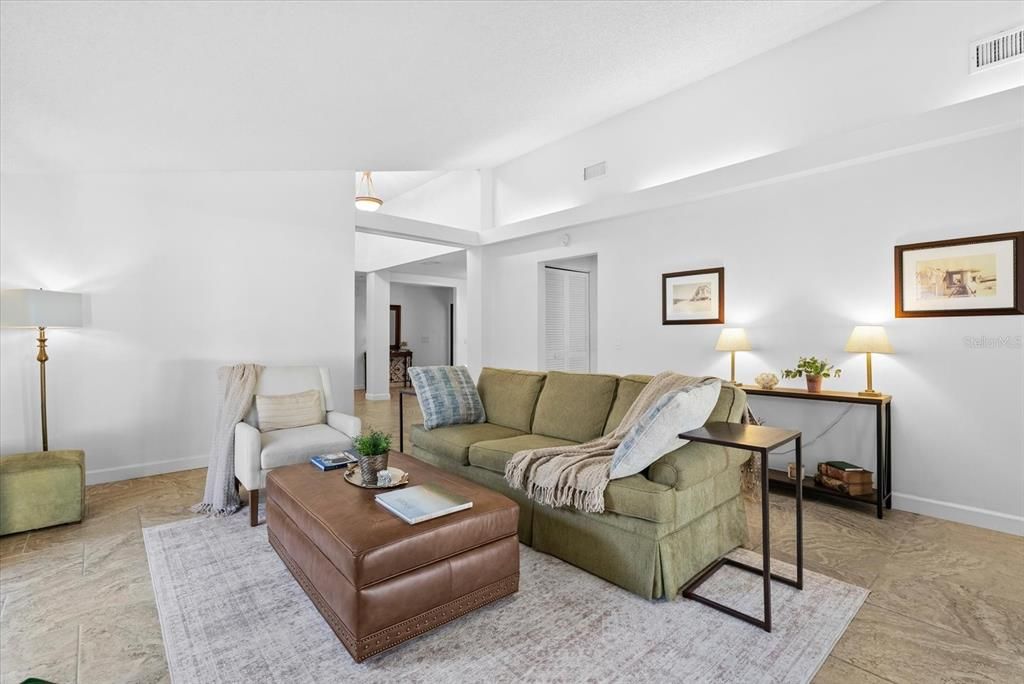 En Venta: $375,000 (3 camas, 2 baños, 2231 Pies cuadrados)