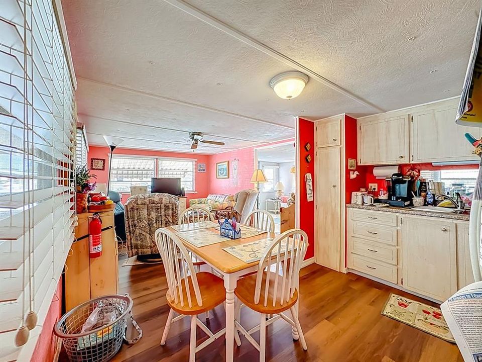 На продажу: $116,000 (2 спален, 2 ванн, 924 Квадратных фут)