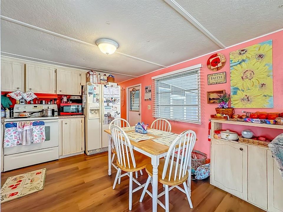 На продажу: $116,000 (2 спален, 2 ванн, 924 Квадратных фут)