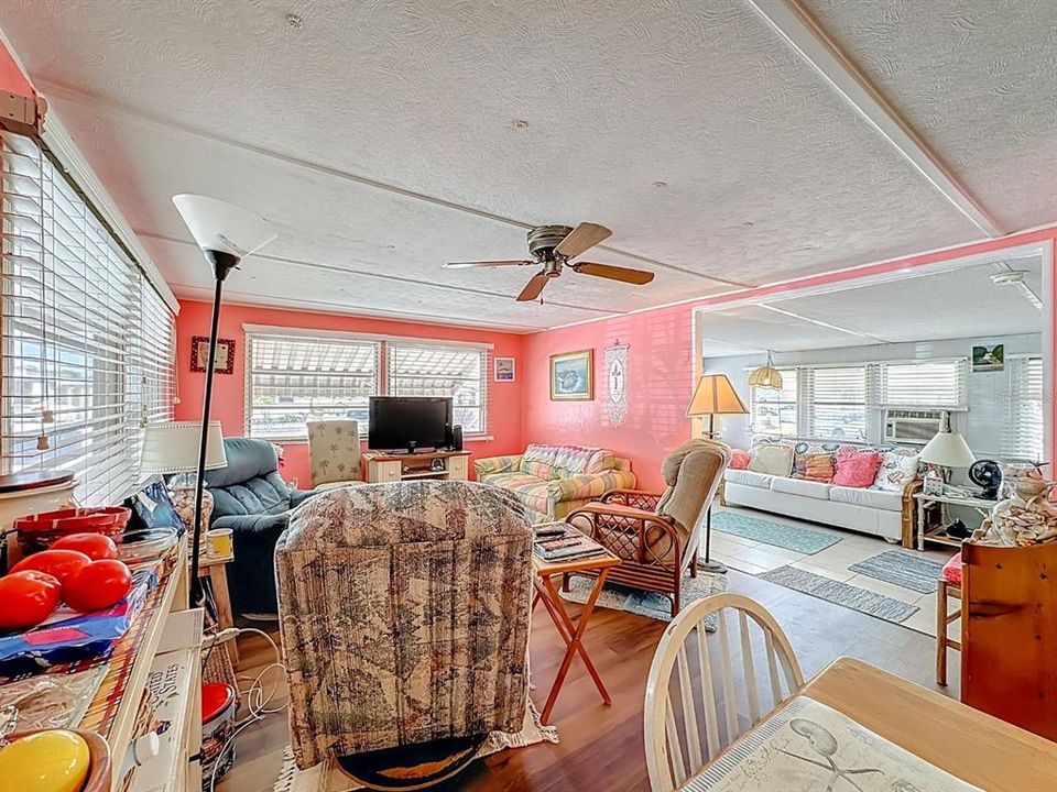 На продажу: $116,000 (2 спален, 2 ванн, 924 Квадратных фут)