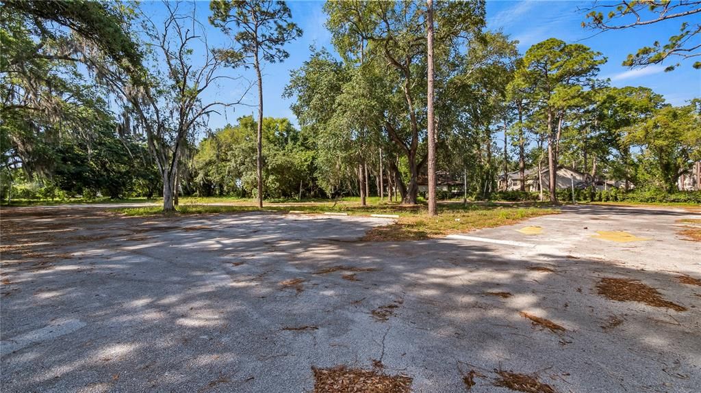 待售: $2,500,000 (4.40 acres)