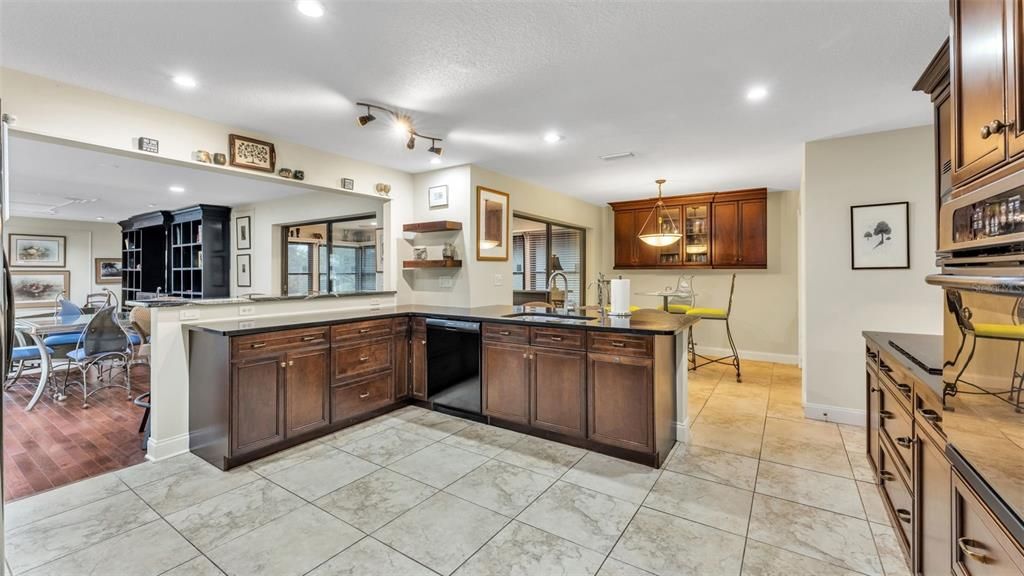 На продажу: $439,999 (3 спален, 2 ванн, 2474 Квадратных фут)