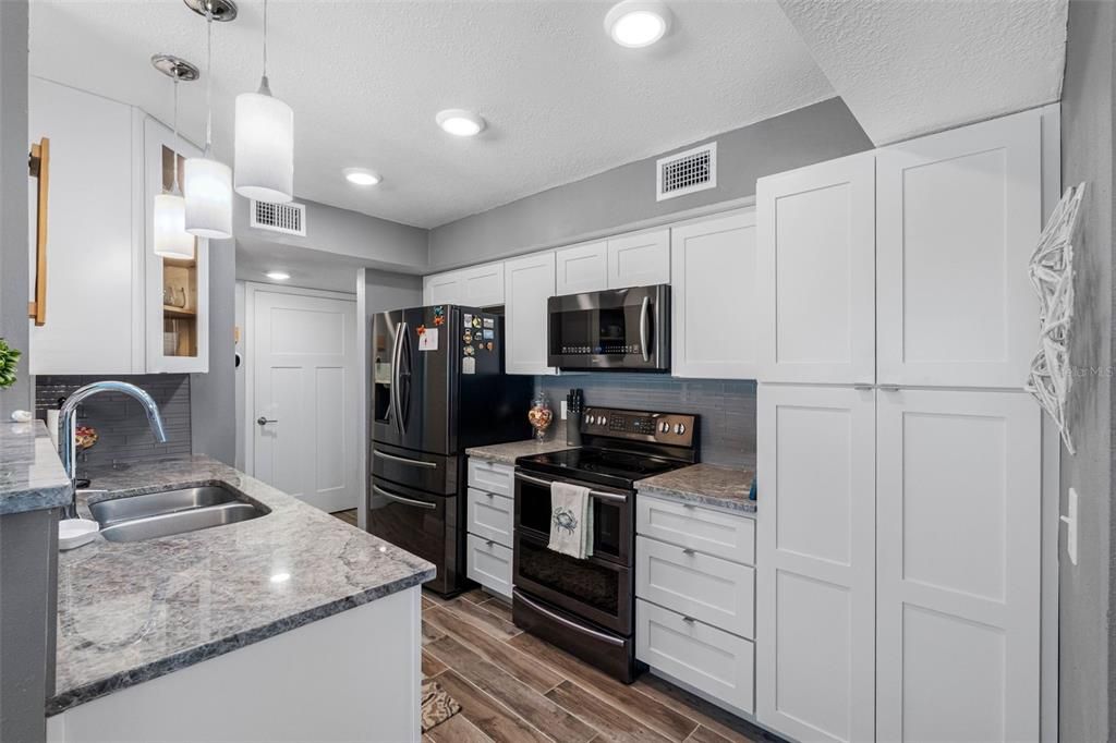For Sale: $529,000 (2 beds, 2 baths, 1070 Square Feet)